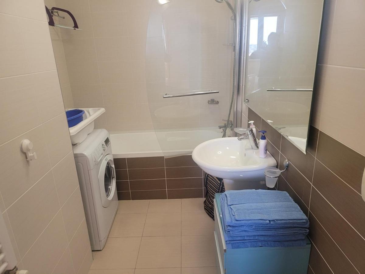 125 Sqm Family Friendly With Kids Room ブカレスト エクステリア 写真